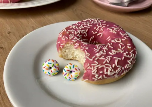 Donuty s bílou polevou a duhovou posypkou (peckové náušnice)
