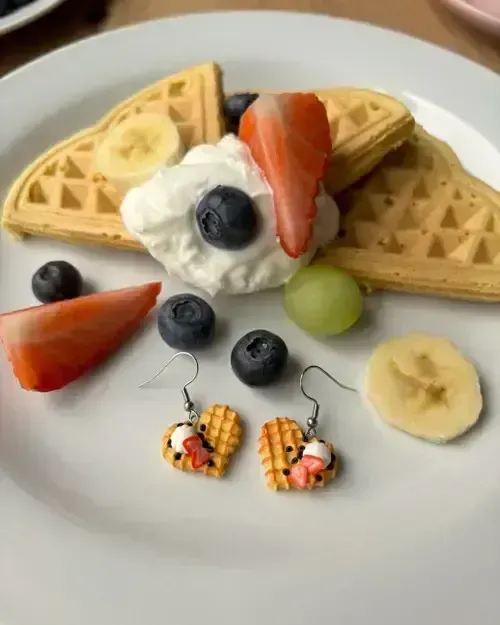 Jahodové waffle (visací náušnice)