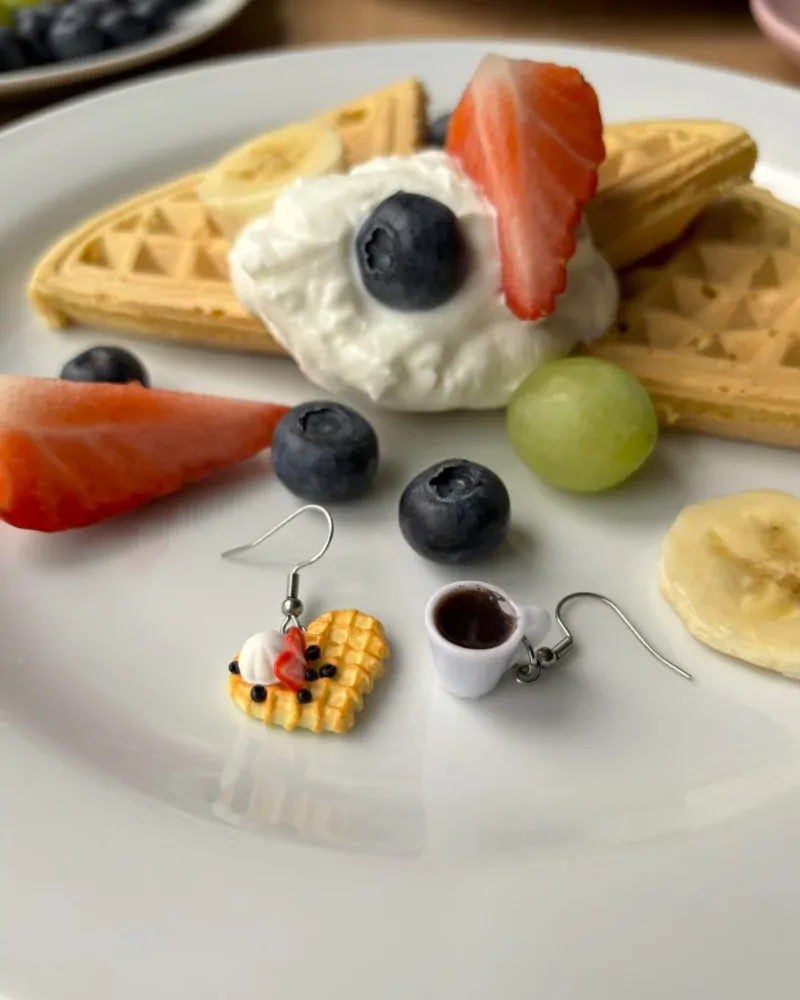 Jahodová waffle s kávou (visací náušnice)