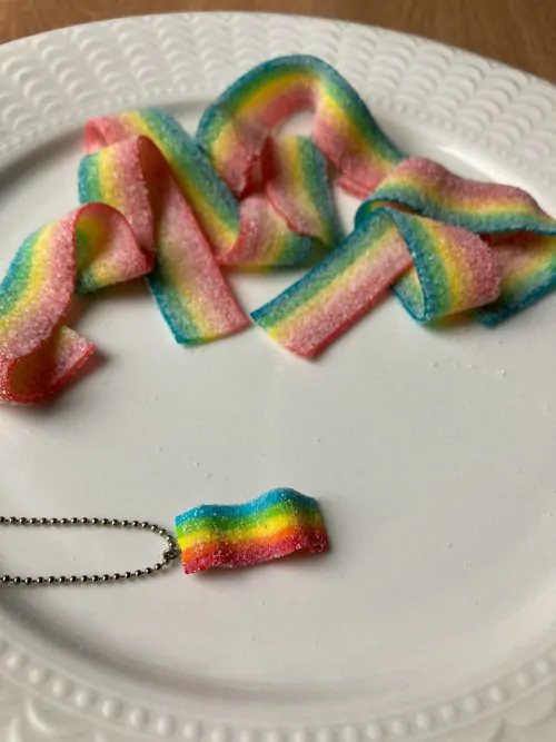 Kyselý ovocný pásek (náhrdelník)