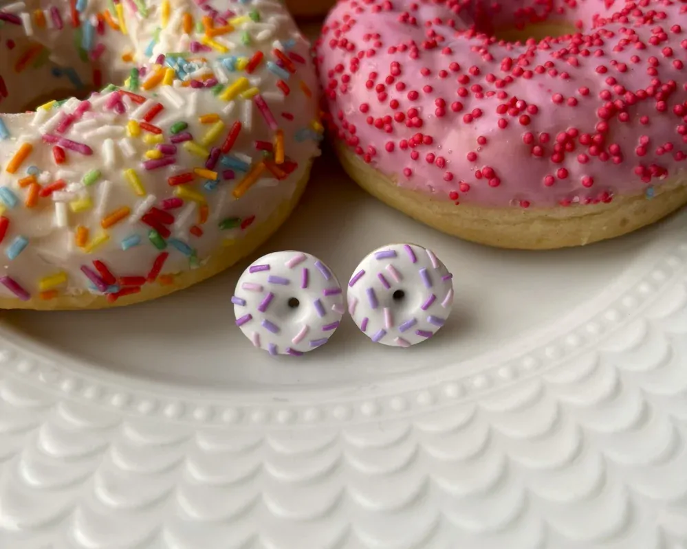 Donuty bílé s fialovou posypkou (peckové náušnice)