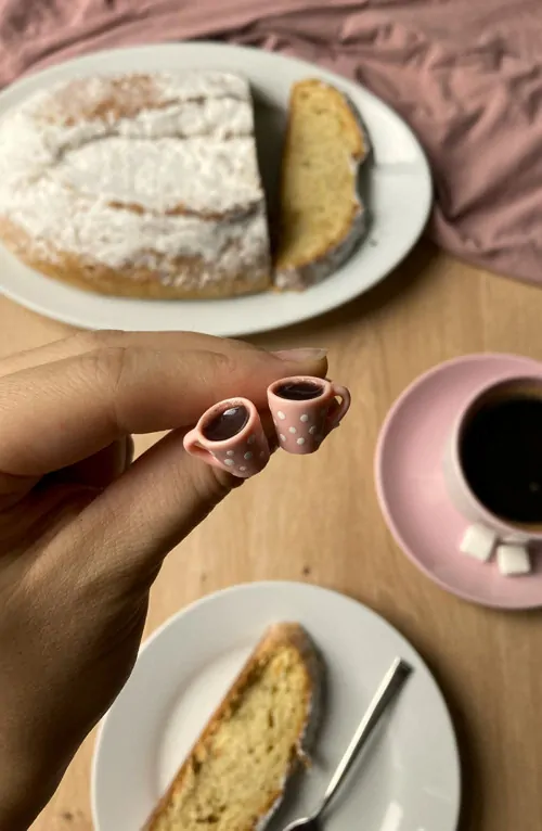 Káva v růžových hrníčcích s puntíky (peckové náušnice)