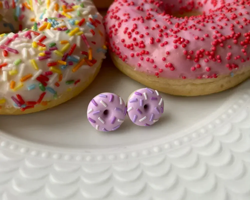 Donuty světle růžové s fialovou posypkou (peckové náušnice)