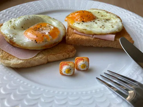 Opečené tousty se šunkou a vejcem (peckové náušnice)