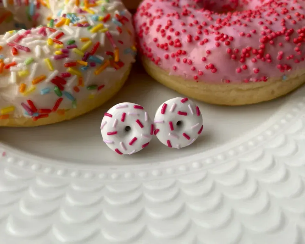 Donuty bílé s růžovou posypkou (peckové náušnice)