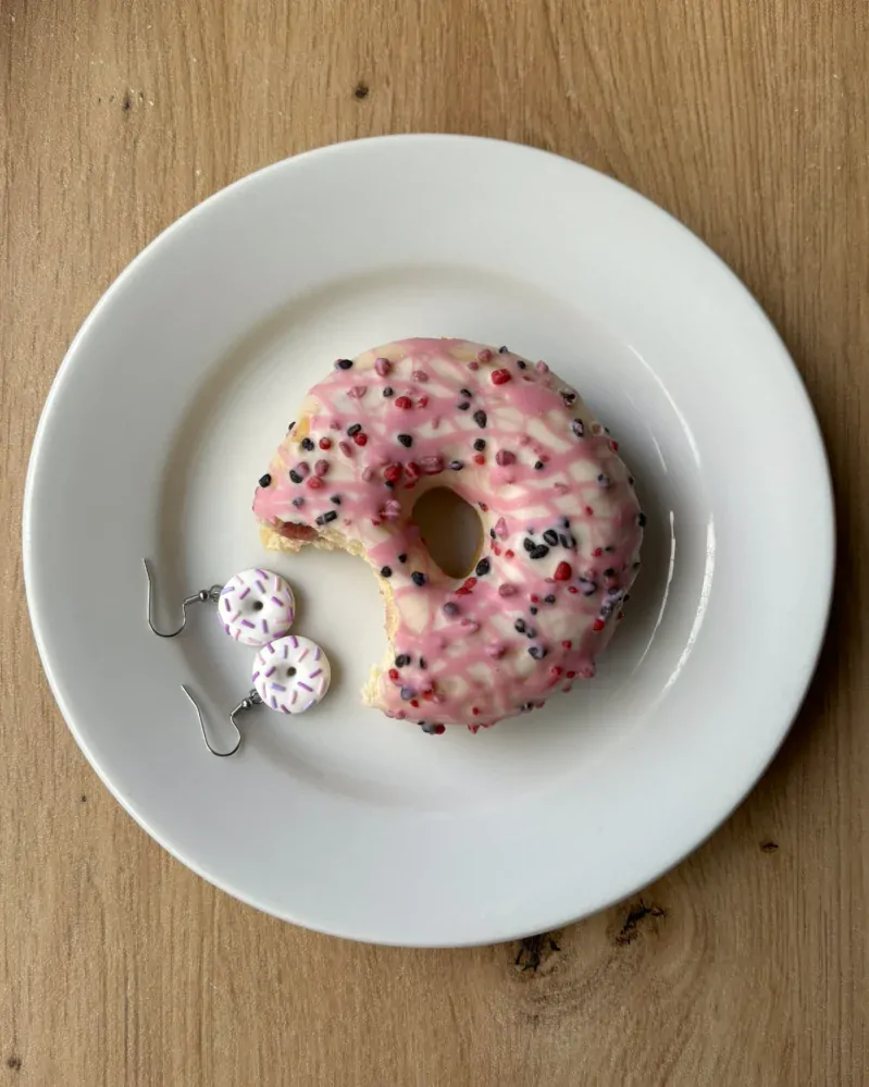 Donuty bílé s fialovou posypkou (visací náušnice)