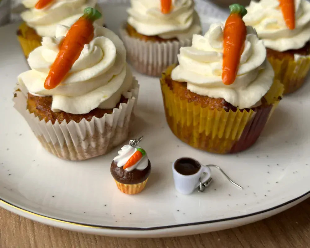 Mrkvový cupcake a káva (visací náušnice)