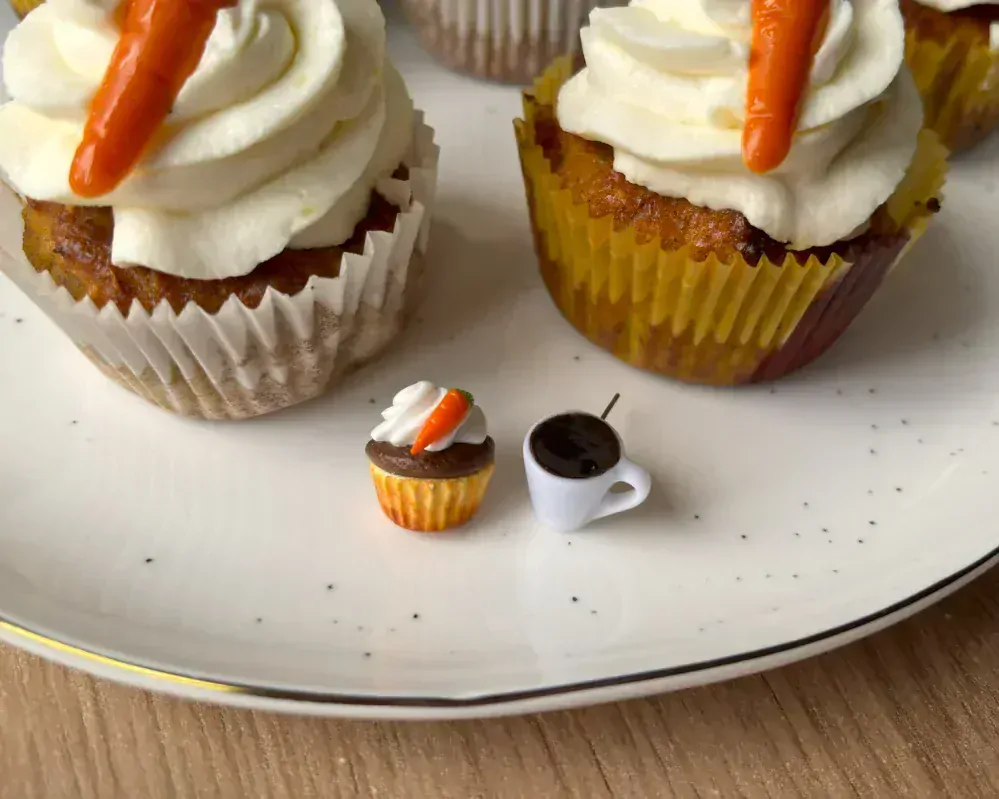 Mrkvový cupcake a káva (peckové náušnice)