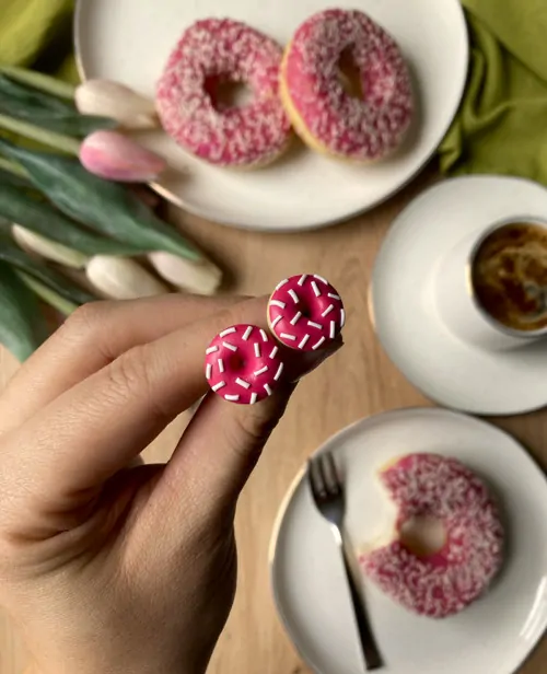Donuty malinové s bílou posypkou (peckové náušnice)