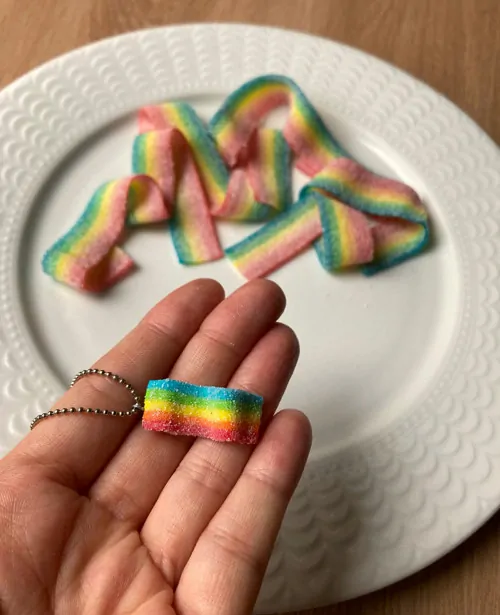 Kyselý ovocný pásek (náhrdelník)