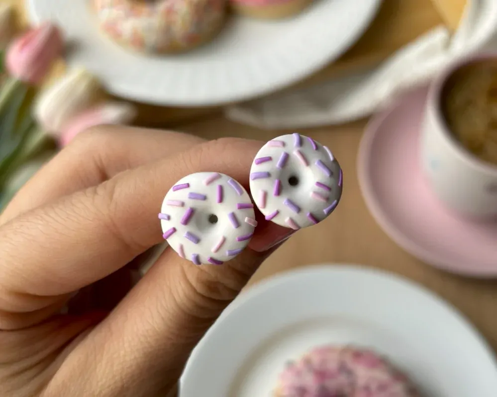 Donuty bílé s fialovou posypkou (peckové náušnice)