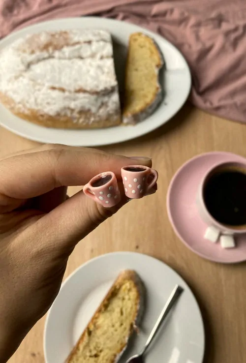 Káva v růžových hrníčcích s puntíky (peckové náušnice)