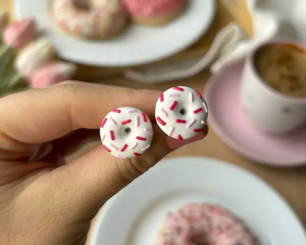 Donuty bílé s růžovou posypkou (peckové náušnice)