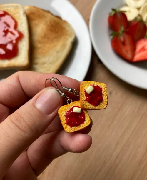 Opečené toustíky s jahodovou marmeládou a máslem (visací náušnice)