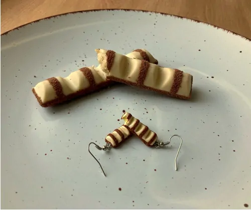Bílé Kinder Bueno (visací náušnice)