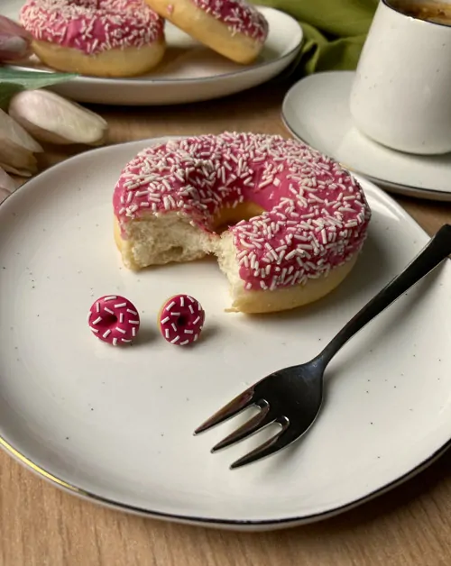 Donuty malinové s bílou posypkou (peckové náušnice)