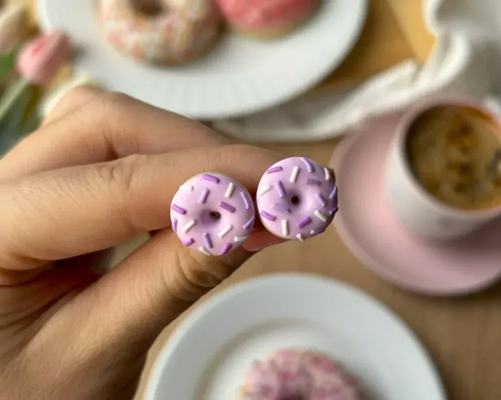 Donuty světle růžové s fialovou posypkou (peckové náušnice)