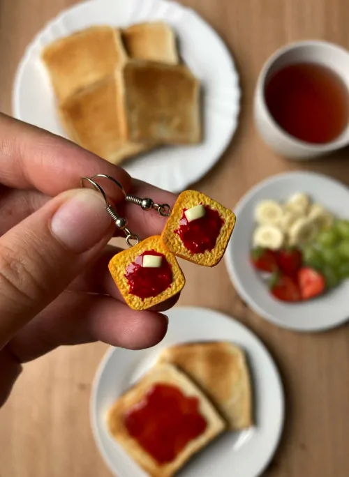 Opečené toustíky s jahodovou marmeládou a máslem (visací náušnice)