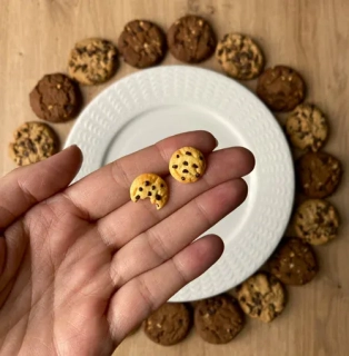 Cookies světlé nakousnuté (peckové náušnice)