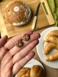 Bochníky chleba (peckové náušnice)