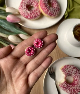 Donuty malinové s bílou posypkou (peckové náušnice)