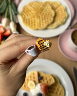 Banánová waffle s kávou (peckové náušnice)