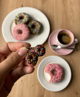 Donuty s čokopolevou a duhovou posypkou (visací náušnice)