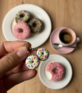 Donuty s bílou polevou a duhovou posypkou (visací náušnice)