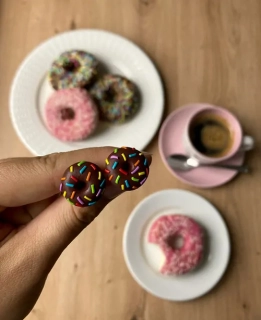 Donuty s čokopolevou a duhovou posypkou (peckové náušnice)