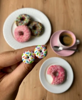 Donuty s bílou polevou a duhovou posypkou (peckové náušnice)