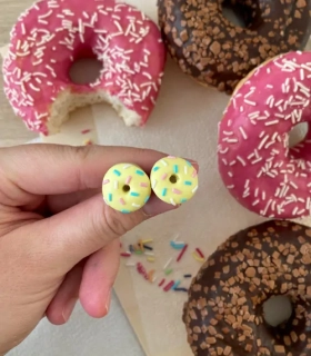Donuty s citronovou polevou a posypkou (peckové náušnice)