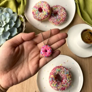 Donut malinový s barevnou posypkou na krk