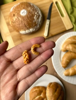 Pletená houska a rohlík (peckové náušnice)