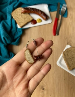 Buřtík na opékadle s chlebem (visací náušnice)
