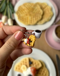 Jahodová waffle s kávou (visací náušnice)