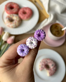 Brož z fialových donutů