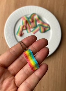 Kyselý ovocný pásek (náhrdelník)