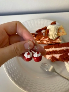 Red Velvet cupcaky se srdíčky (visací náušnice)
