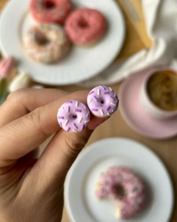 Donuty světle růžové s fialovou posypkou (peckové náušnice)