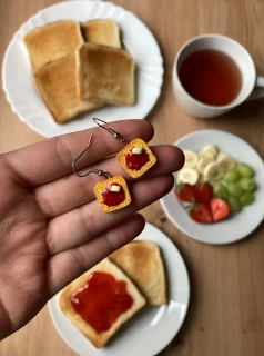 Opečené toustíky s jahodovou marmeládou a máslem (visací náušnice)
