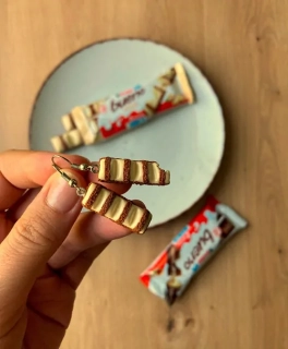 Bílé Kinder Bueno (visací náušnice)